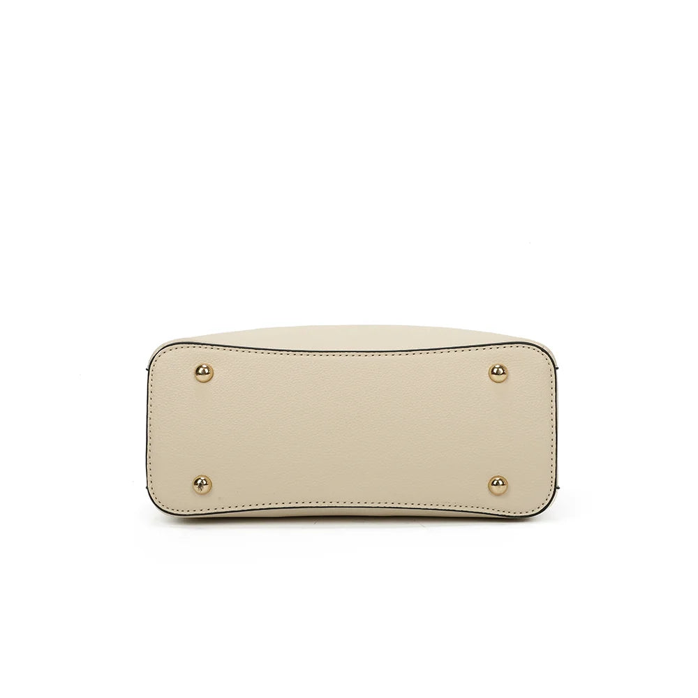 Dessous du sac Vérita beige, base plate qui lui permet de rester bien droit – réf. DQ-8663