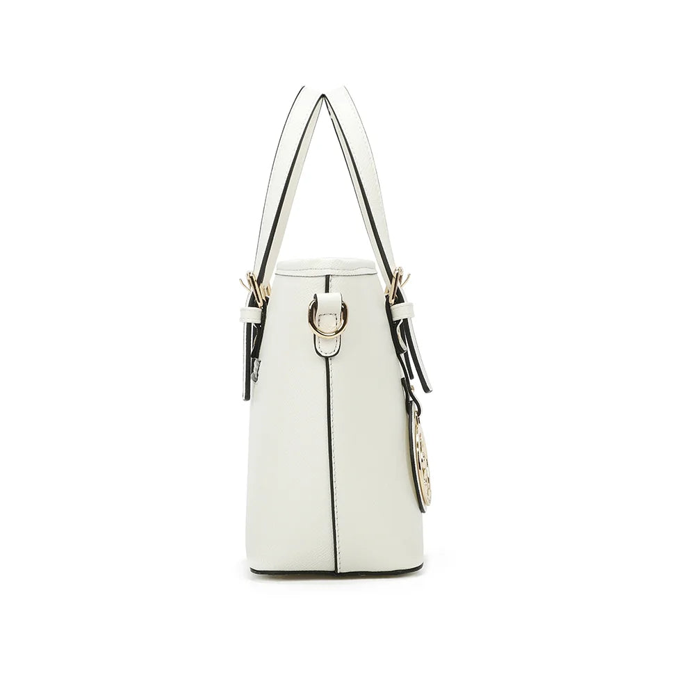 Profil du Veya blanc : 11 cm de profondeur et anneaux dorés pour la bandoulière amovible – réf. M-9426