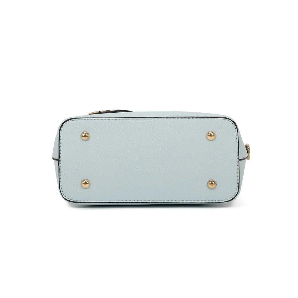 Vue de dessous du sac Veya bleu clair, format compact de 23 × 11 cm en synthétique vegan – réf. M-9426
