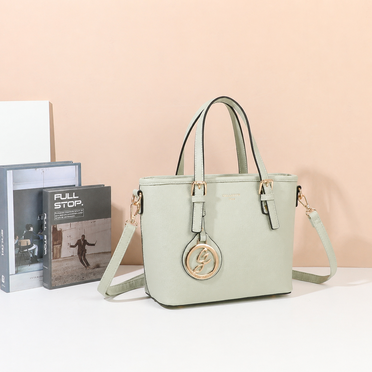 Sac à main Veya vert clair mis en scène dans un décor d’ambiance – visuel d’ambiance créé avec l’IA – Gallantry Paris