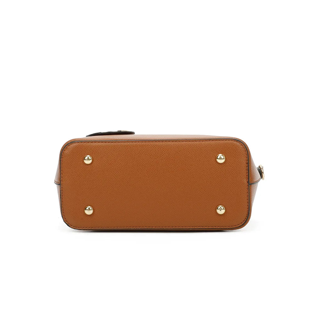 Vue de dessous du sac Veya marron, format compact de 23 × 11 cm en synthétique vegan – réf. M-9426