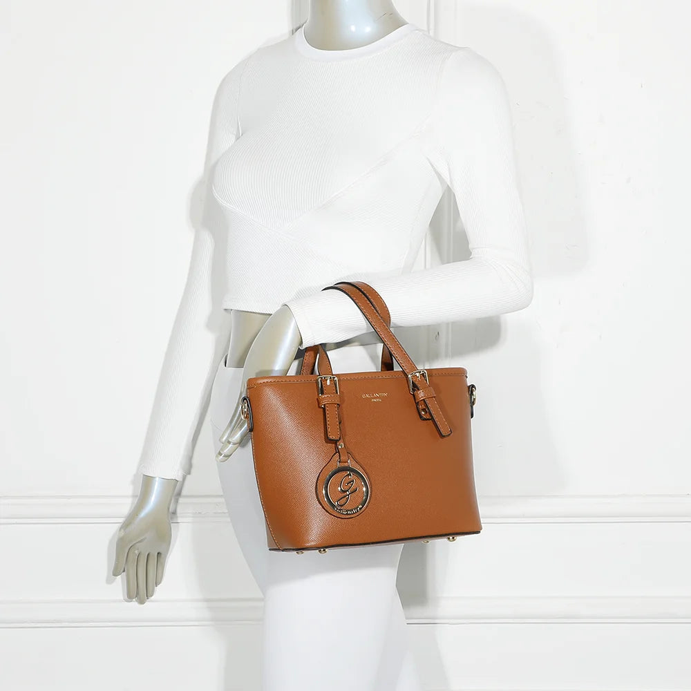 Sac à main femme Veya marron porté, à la main ou en bandoulière grâce à sa sangle amovible – réf. M-9426