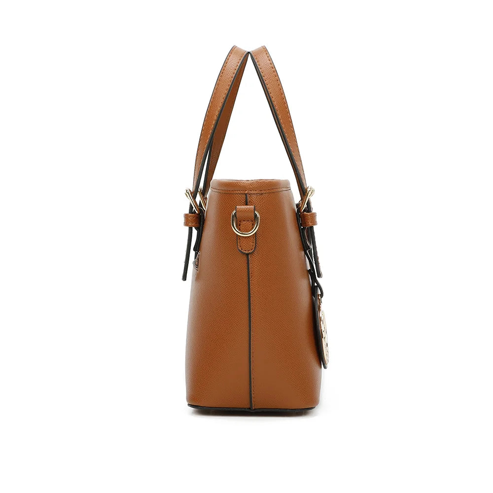 Profil du Veya marron : 11 cm de profondeur et anneaux dorés pour la bandoulière amovible – réf. M-9426