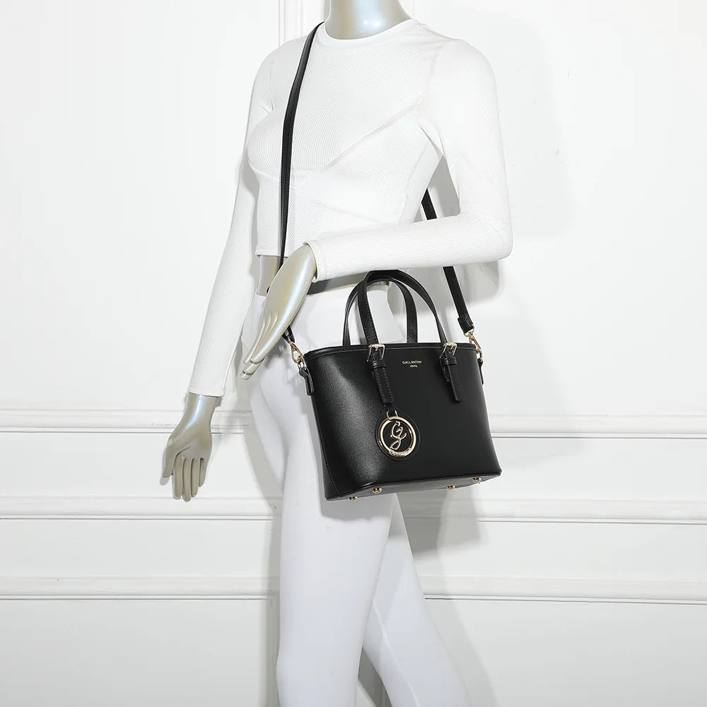 Sac à main femme Veya noir porté, à la main ou en bandoulière grâce à sa sangle amovible – réf. M-9426