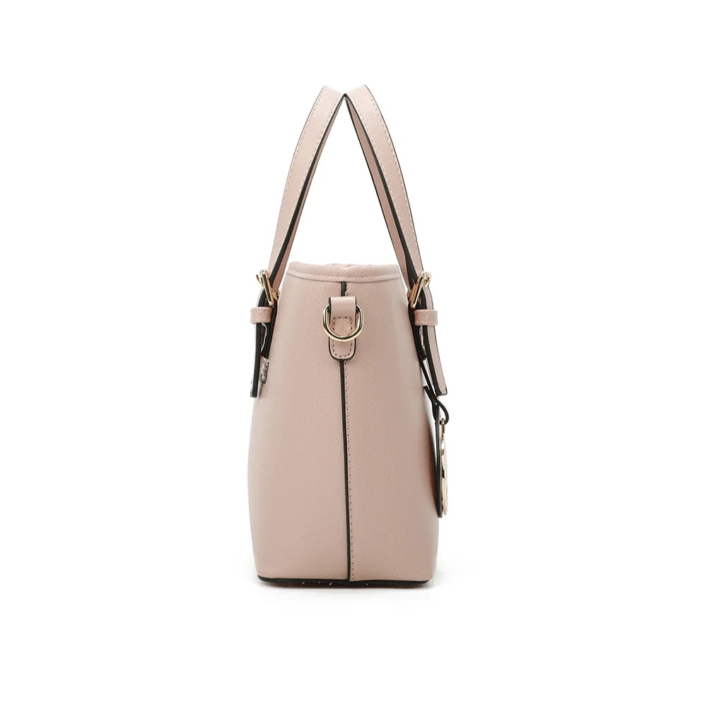 Profil du Veya rose : 11 cm de profondeur et anneaux dorés pour la bandoulière amovible – réf. M-9426