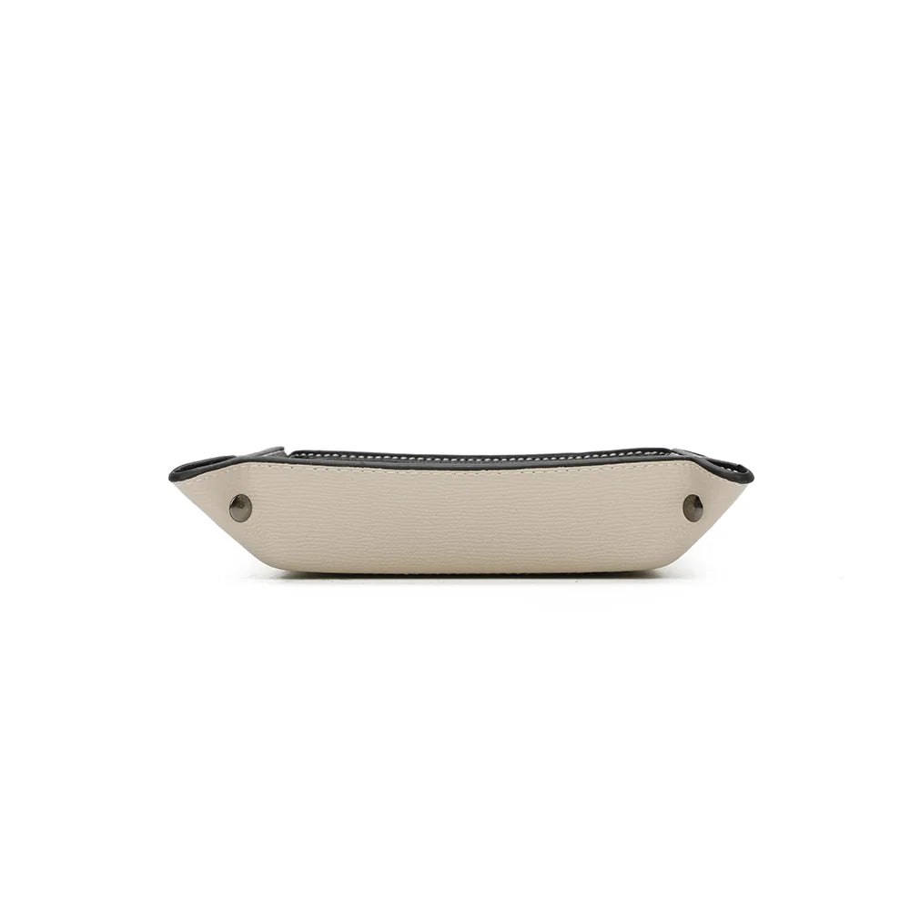 Dessous du vide-poche Vegan beige : base carrée et plate qui tient bien sur un bureau ou une console – réf. R-1703