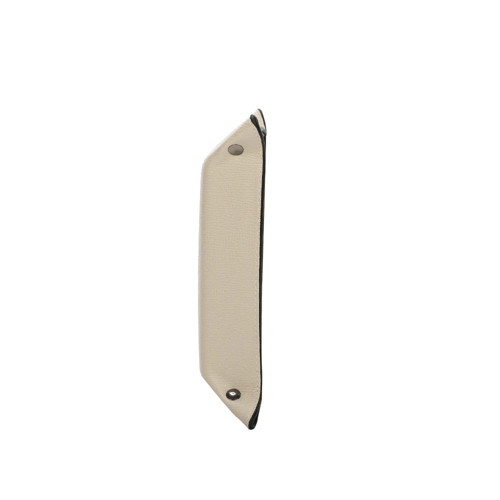 Vide-poche Vegan beige vu de profil, bords relevés de 5 cm de haut pour contenir les petits objets – réf. R-1703