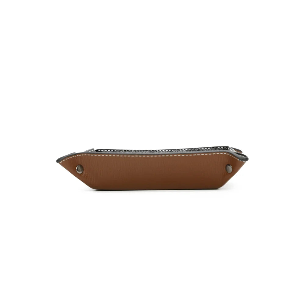 Dessous du vide-poche Vegan brun : base carrée et plate qui tient bien sur un bureau ou une console – réf. R-1703