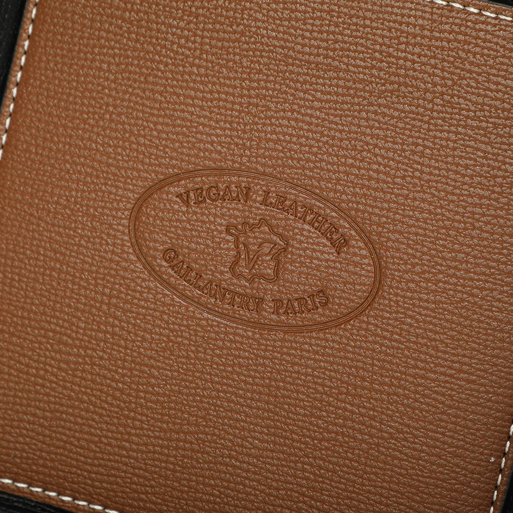 Détail du vide-poche Vegan brun : logo « Vegan Leather – Gallantry Paris » embossé et surpiqûres blanches – réf. R-1703