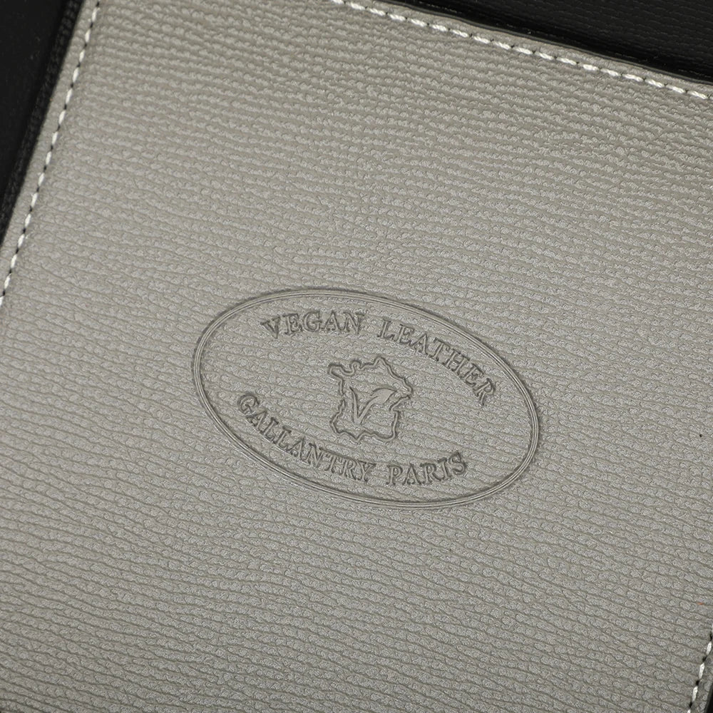 Détail du vide-poche Vegan gris foncé : logo « Vegan Leather – Gallantry Paris » embossé et surpiqûres blanches – réf. R-1703