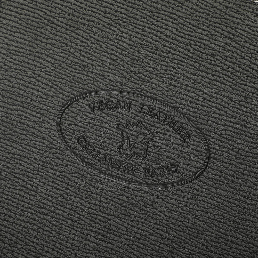 Détail du vide-poche Vegan noir : logo « Vegan Leather – Gallantry Paris » embossé et surpiqûres blanches – réf. R-1703