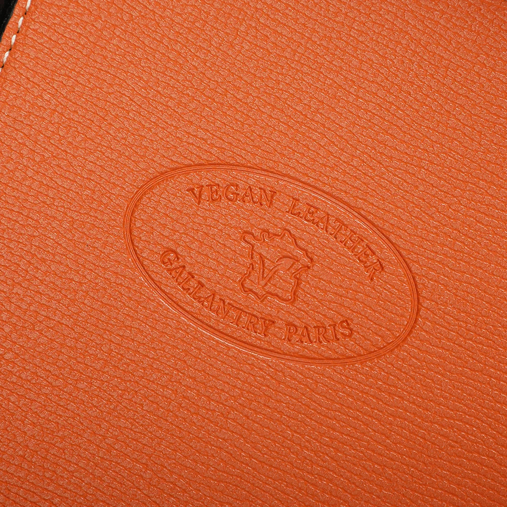 Détail du vide-poche Vegan orange : logo « Vegan Leather – Gallantry Paris » embossé et surpiqûres blanches – réf. R-1703