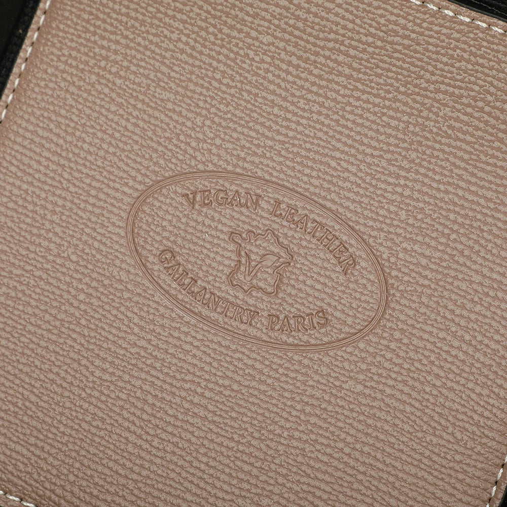 Détail du vide-poche Vegan taupe : logo « Vegan Leather – Gallantry Paris » embossé et surpiqûres blanches – réf. R-1703