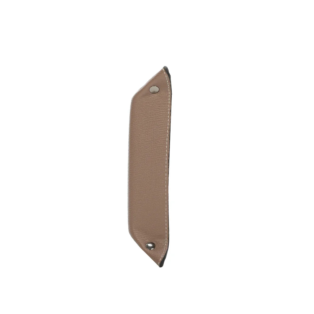 Vide-poche Vegan taupe vu de profil, bords relevés de 5 cm de haut pour contenir les petits objets – réf. R-1703