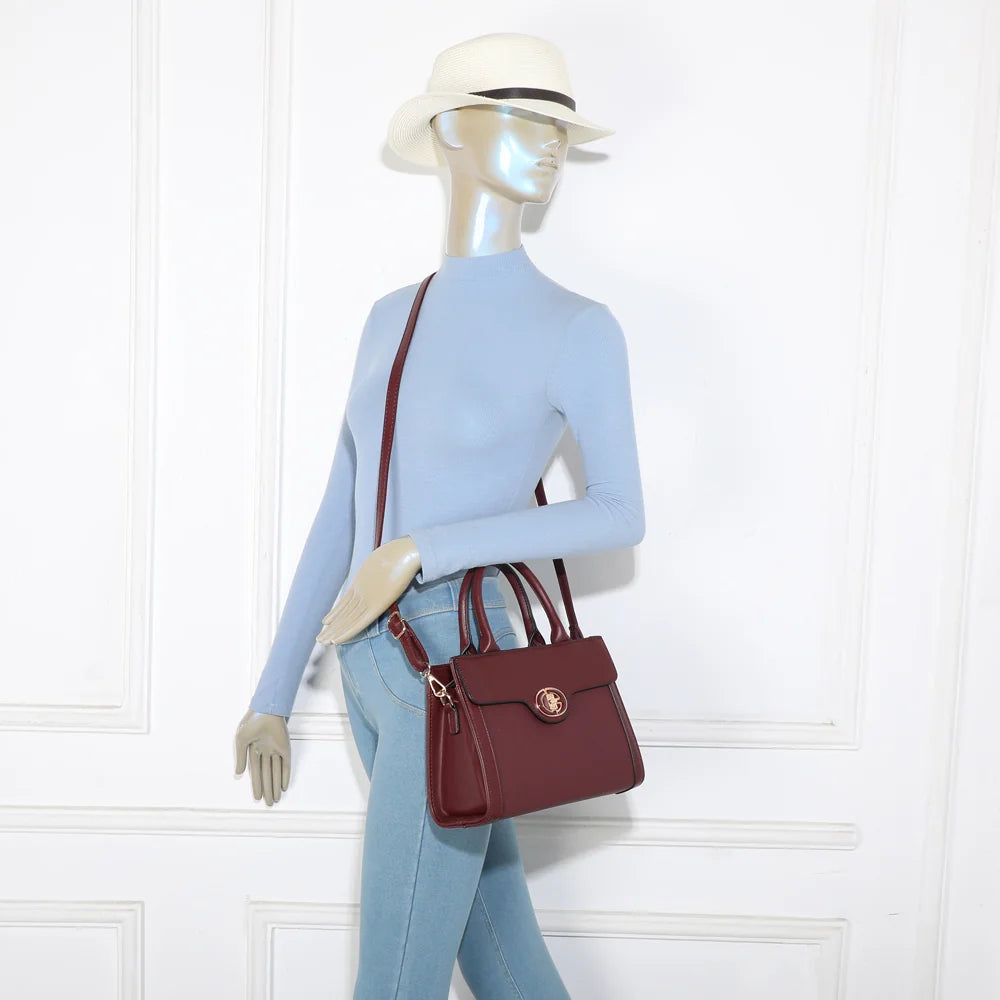 Sac Vionna bordeaux porté par une femme, à la main ou à l’épaule avec sa bandoulière – réf. HY-5454