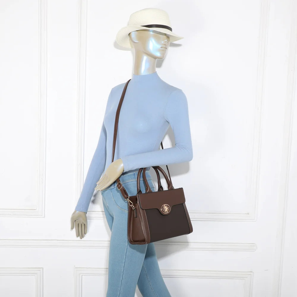 Sac Vionna café porté par une femme, à la main ou à l’épaule avec sa bandoulière – réf. HY-5454