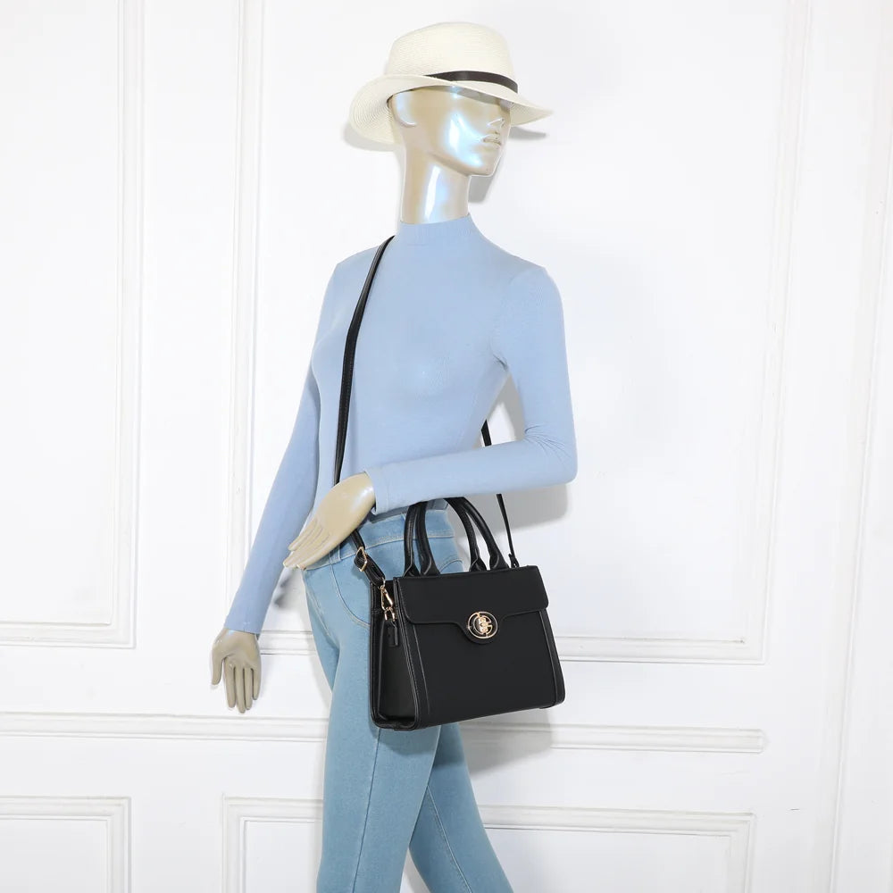 Sac Vionna noir porté par une femme, à la main ou à l’épaule avec sa bandoulière – réf. HY-5454