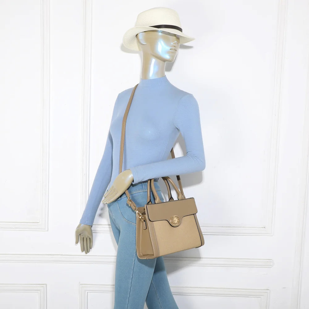 Sac Vionna taupe porté par une femme, à la main ou à l’épaule avec sa bandoulière – réf. HY-5454