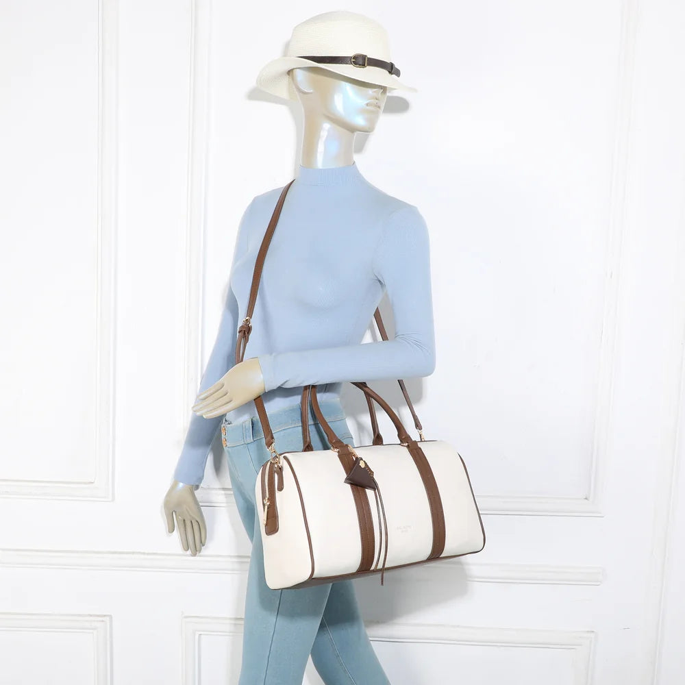 Sac Weekender beige/coffee porté par une femme, à la main ou à l’épaule avec sa bandoulière – réf. OS-51002