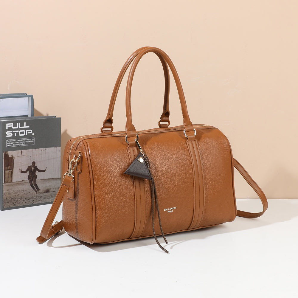Sac à main Weekender marron en simili cuir grainé mis en scène dans un intérieur – visuel d’ambiance créé avec l’IA – Gallantry Paris