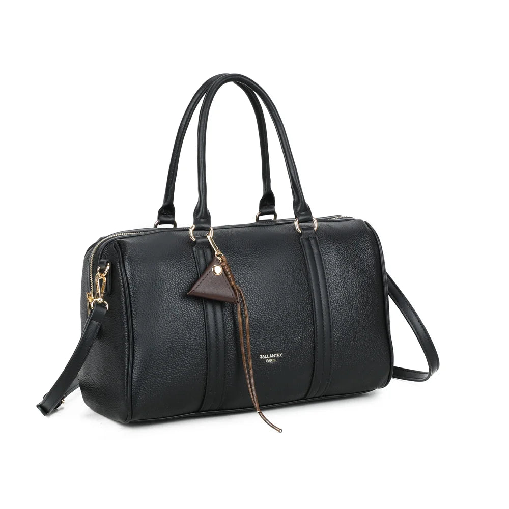 Weekender noir vu de trois quarts : format polochon structuré et bandes verticales surpiquées – réf. OS-51002