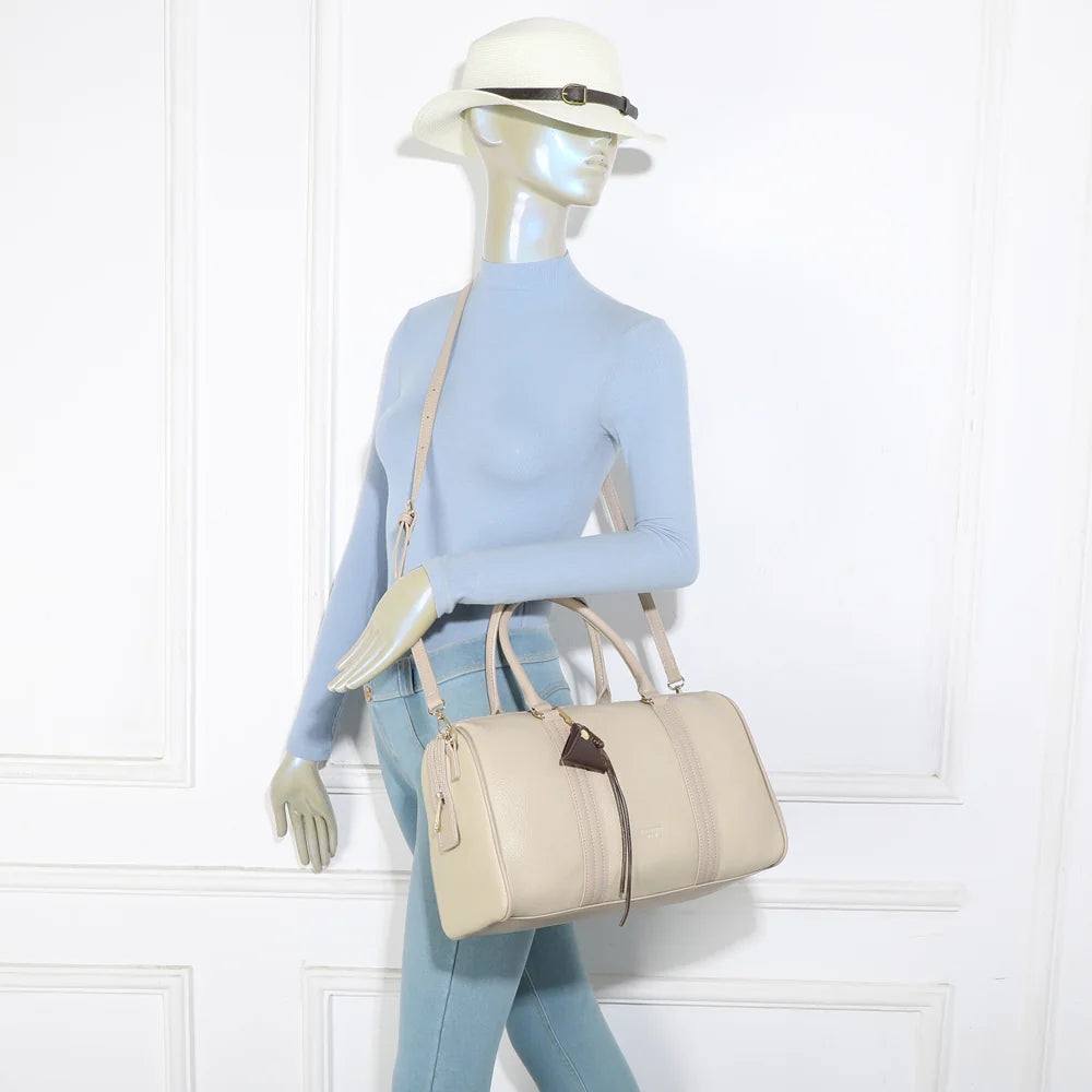 Sac Weekender taupe porté par une femme, à la main ou à l’épaule avec sa bandoulière – réf. OS-51002