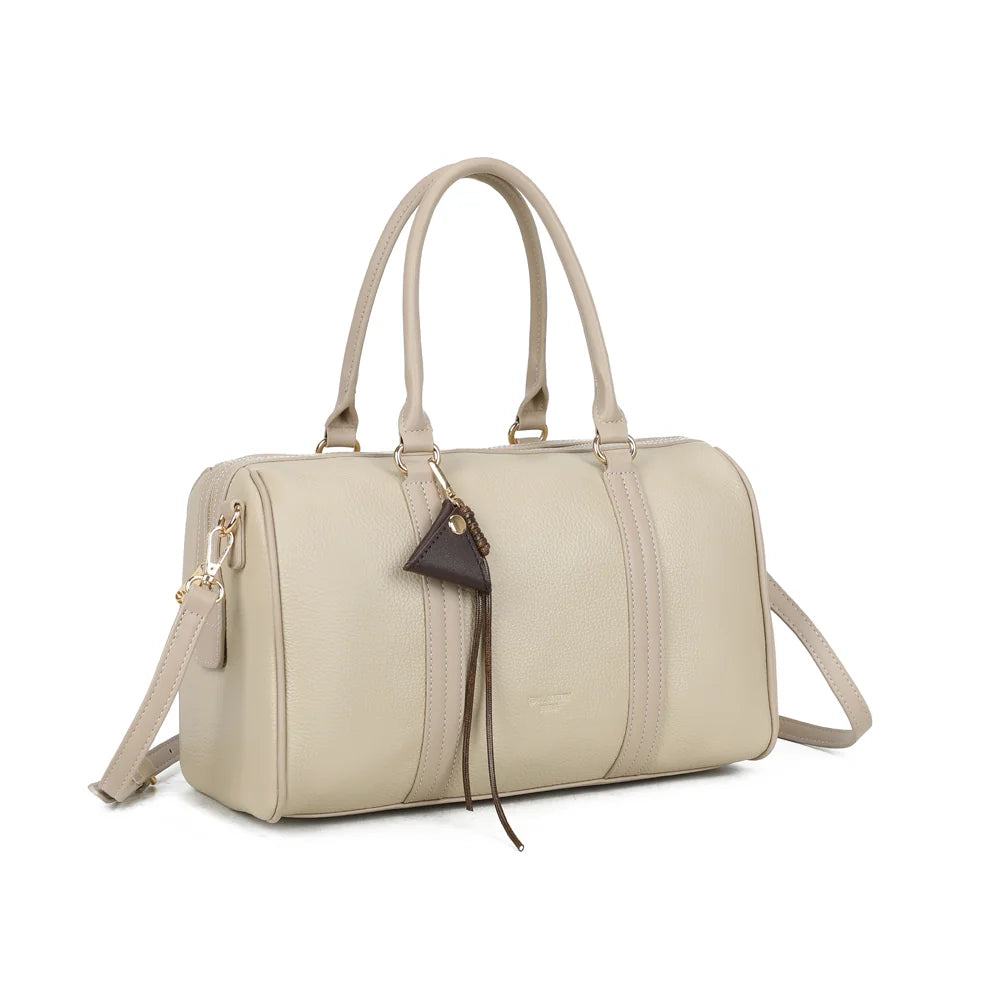 Weekender taupe vu de trois quarts : format polochon structuré et bandes verticales surpiquées – réf. OS-51002