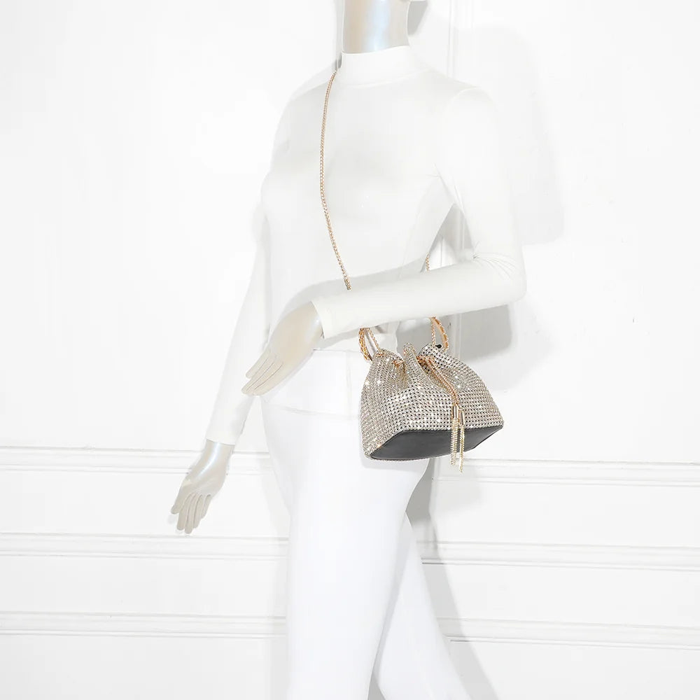 Sac seau femme Wendy or porté, avec son anse bijou en anneau et sa chaîne d’épaule scintillante – réf. GL-37002