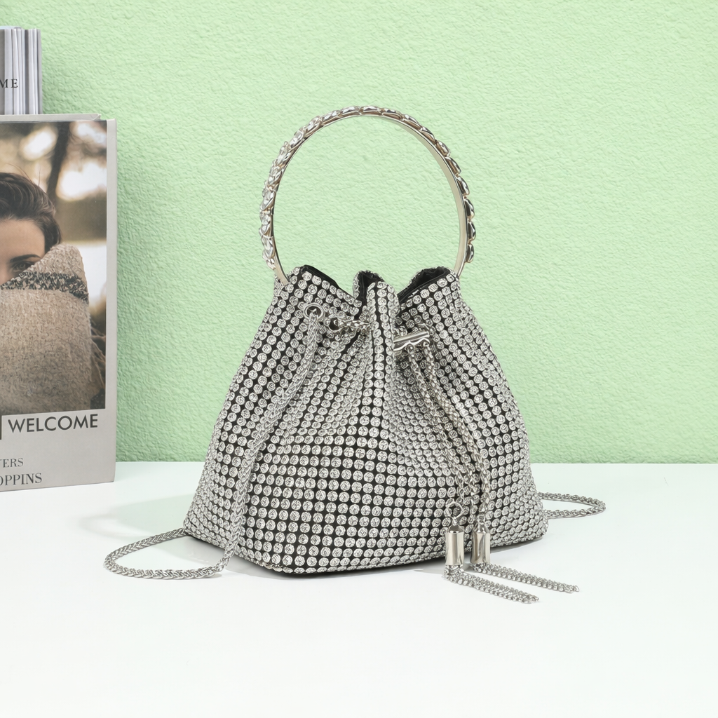 Sac seau Wendy argent à strass mis en scène dans un décor de soirée – visuel d’ambiance créé avec l’IA – Gallantry Paris